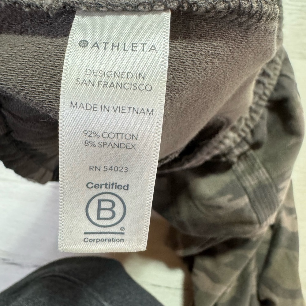 Athleta Gray/Green Camo Farallon Jogger, Size 4 - Picture 7 of 13